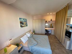 Un dormitorio pequeño con una cama y un escritorio. en Varna apartment, en Varna