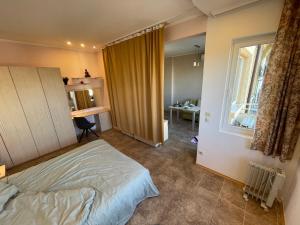 Un dormitorio con una cama y un escritorio y una ventana. en Varna apartment, en Varna