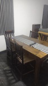 mesa de comedor con sillas y mesa en Casa Facu en Godoy Cruz
