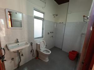 Koupelna v ubytování Manipur House