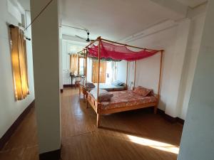 Postel nebo postele na pokoji v ubytování Manipur House