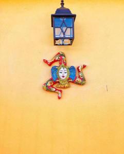 een beeld van een clown aan de zijkant van een muur bij Va' Nedda in Lentini