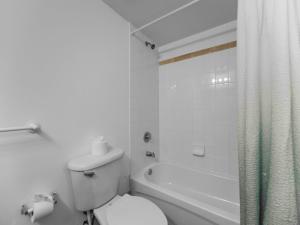 Cozy and Bohemian Studio in Brickell的一间浴室
