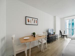 迈阿密Cozy and Bohemian Studio in Brickell的一间带桌椅的餐厅和客厅