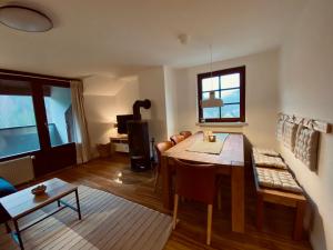 uma sala de estar com uma mesa de madeira e uma sala de jantar em Home-im-Harz em Lautenthal