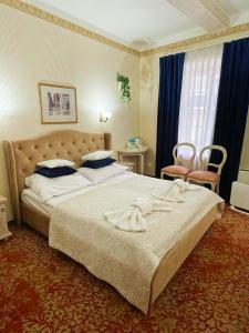 ein Schlafzimmer mit einem großen Bett in einem Zimmer in der Unterkunft Great Polonia Kraków Old Town in Krakau