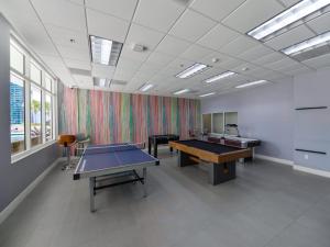 Cozy and Bohemian Studio in Brickell的游戏室