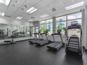 Cozy and Bohemian Studio in Brickell的健身中心和/或健身设施