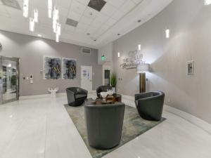 Cozy and Bohemian Studio in Brickell的休息区