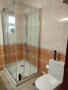 un bagno con doccia e WC di Our Little House a Vila Real de Santo António Altre 10 foto