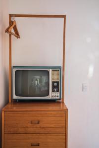 un viejo televisor sentado en la parte superior de un tocador de madera en Casa Cafeólogo, en San Cristóbal de Las Casas
