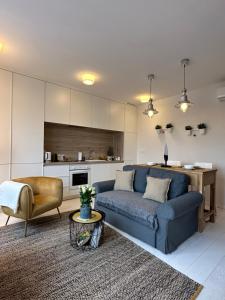 een woonkamer met een blauwe bank en een keuken bij The View and Design Studio in Zagreb