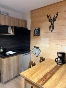 Kuchyňa alebo kuchynka v ubytovaní Babaute 7, studio typique au pied des pistes