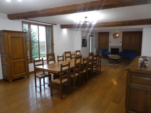 - une salle à manger et un salon avec une table et des chaises dans l'établissement Le gîte de l'écluse, à Marolles-sous-Lignières