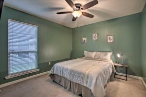 1 dormitorio verde con 1 cama y ventilador de techo en Charming Louisiana Home - 21 Mi to LSU!, en Denham Springs