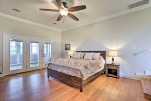 1 dormitorio con 1 cama y ventilador de techo en Modern Lakehouse with Stunning Views and Hot Tub!, 