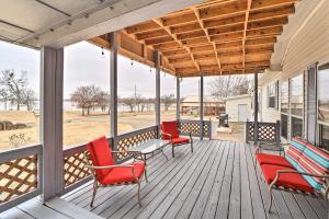 Fotografie z fotogalerie ubytování Eufaula Escape with Deck - Steps to Lake! v destinaci Eufaula