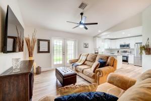 sala de estar con sofá y ventilador de techo en Pet-Friendly Sebring Home with Golf and Pool Access, en Sebring