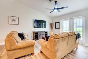 sala de estar con 2 sofás y ventilador de techo en Pet-Friendly Sebring Home with Golf and Pool Access, en Sebring