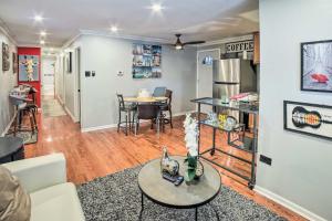 Kuchyň nebo kuchyňský kout v ubytování Chicago Gem Near Subway about 5 Mi to Downtown + 19 fotografií