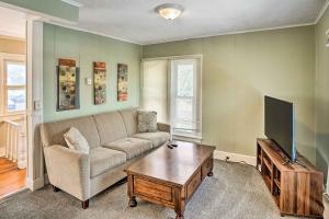 een woonkamer met een bank en een tv bij Saratoga Springs Apartment half Mi to Downtown in Saratoga Springs