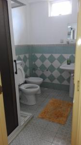 La salle de bains est pourvue de toilettes et d'un lavabo. dans l'établissement Dodo Villa, à Pointe aux Biches