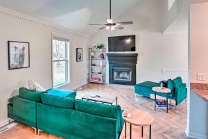 - un salon avec un canapé vert et une cheminée dans l'établissement Updated Hendersonville Home about 3 Mi to Lake!, à Hendersonville
