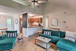 un soggiorno con un divano verde e un tavolo di 3 Mi to Old Hickory Lake Home with Fenced Yard! a Hendersonville