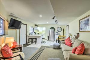 sala de estar con sofá y cocina en Cottonwood Heights Home with Deck!, en Cottonwood Heights