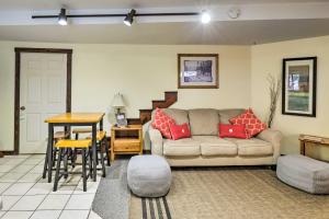 sala de estar con sofá y mesa en Cottonwood Heights Home with Deck!, en Cottonwood Heights
