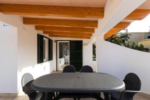 松霍里吉爾的住宿－Casa Sol del Sur 4，房子里的一张灰色的桌子和椅子