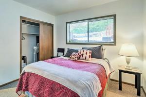 Un dormitorio con una cama grande y una ventana en Cottonwood Heights Home with Deck!, en Cottonwood Heights