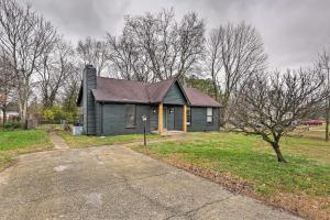 une maison noire avec un toit noir sur une cour dans l'établissement Updated Hendersonville Home about 3 Mi to Lake!, à Hendersonville