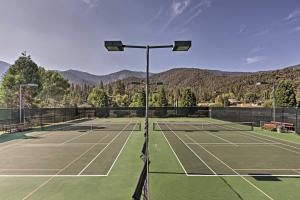 Εγκαταστάσεις για τένις ή/και σκουός στο Pine Mountain Club Log Home with Deck and Grill! ή εκεί κοντά