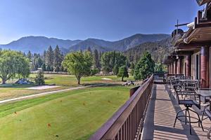 Pine Mountain ClubにあるPine Mountain Club Log Home with Deck and Grill!のゴルフコースの景色を望むバルコニー