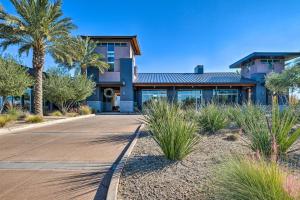 dom z palmami przed podjazdem w obiekcie Mesa Vacation Rental with Community Pool Access w mieście Queen Creek