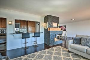 sala de estar con chimenea de piedra y sofá en Bright Whittier Home with Spacious Deck!, en Whittier