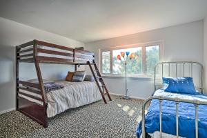 1 dormitorio con litera y ventana en Bright Whittier Home with Spacious Deck!, en Whittier