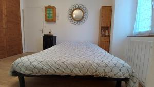 REL'AX - T2 - Plein coeur Ax - Literie de qualité - Wifi - 200m télécabine في آكس ليه تيرم: غرفة نوم بها سرير ومرآة على الحائط