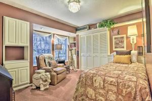 - une chambre avec un lit et une chaise dans l'établissement Spacious Hillsboro Home about 18 Mi to Portland!, à Hillsboro