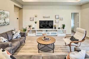 un soggiorno con un divano e un tavolo di Sleek Fort Worth Home with Patio - Pets Welcome! a Fort Worth