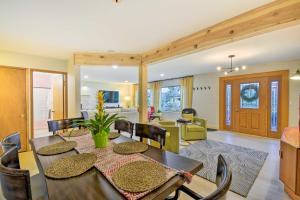 comedor y sala de estar con mesa y sillas en Walkable Downtown Poulsbo Vacation Rental!, en Poulsbo