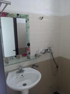 Quản Bạ的住宿－nhà nghỉ Ngọc Lam，一间带水槽和镜子的浴室