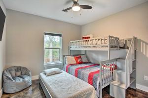 um quarto para crianças com um beliche e um berço em Modern Pottsboro Home - Close to Lake Texoma! em Pottsboro