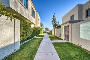 een loopbrug tussen twee gebouwen met gras bij Scottsdale Vacation Rental about 2 Mi to Old Town! in Scottsdale