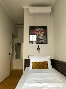 sypialnia z łóżkiem i obrazem na ścianie w obiekcie Boutique Hotel Kolbeck w Wiedniu