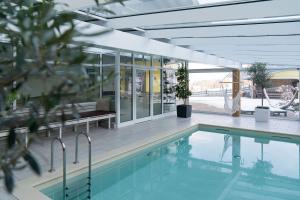 una casa con piscina e un edificio di Vive Diem a Haus im Ennstal
