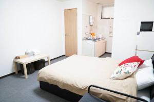 A bed or beds in a room at 難波南2