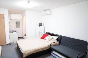 A kitchen or kitchenette at 難波南2