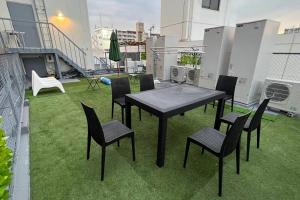 A garden outside 難波南2